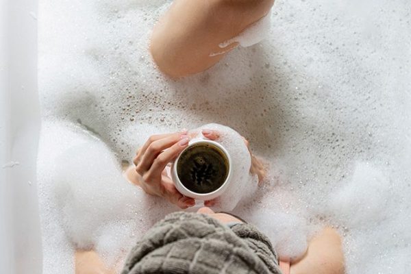 top-view-girl-bathtub-with-foam_LR